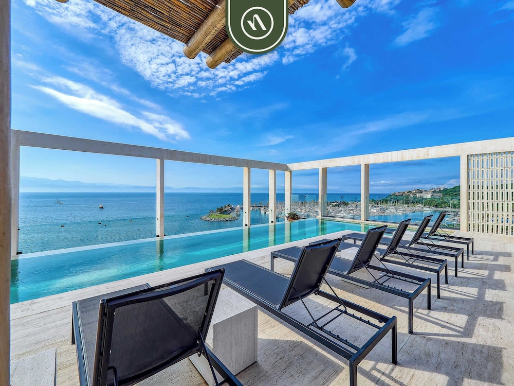 Luxury 4BR Oceanfront Condo - Private Beach - Pool