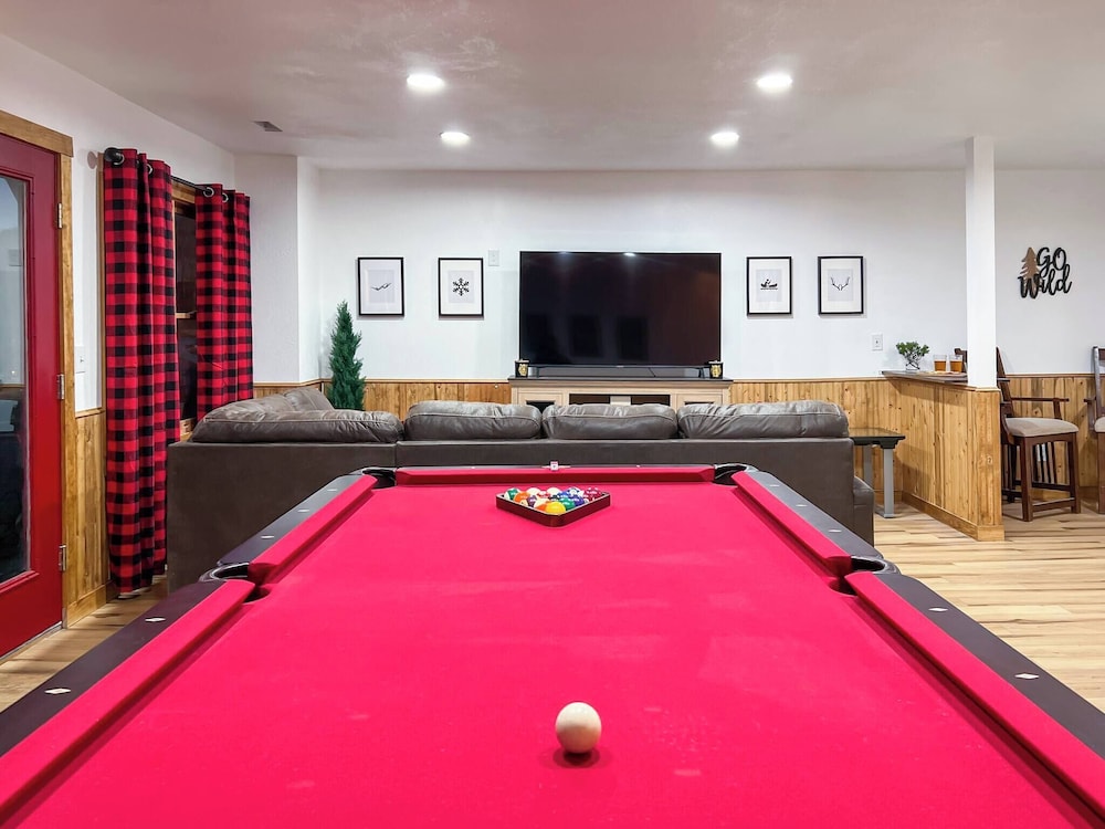 3 Kings 4 Bunks-sleeps 10-smart TV X6-parking out Front-full Kitchen-hot Tub