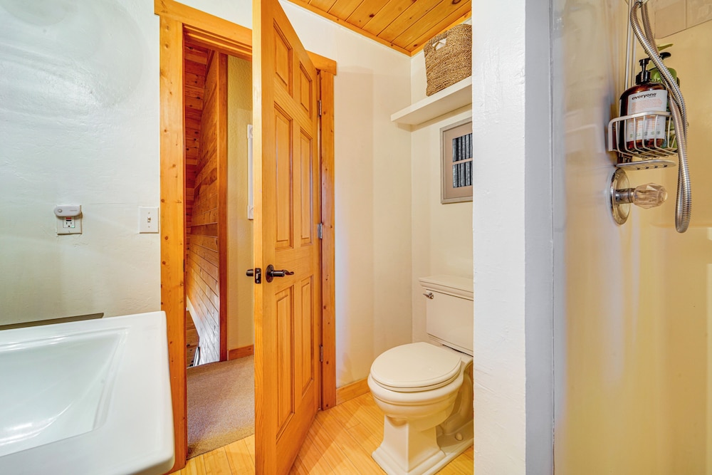 3 Mi to Skiing: Retreat w/ Deck in Tahoe Donner!