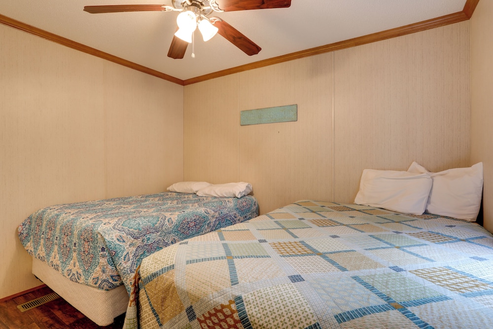Greers Ferry Lake Access: Cabin w/ Boat Slip!
