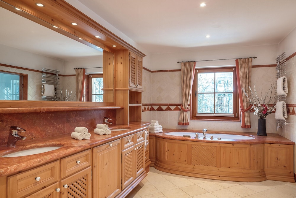 Elegant Chalet Near Slopes & Village