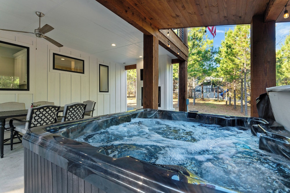 3 Mi to Lake: Cabin w/ Hot Tub in Broken Bow!