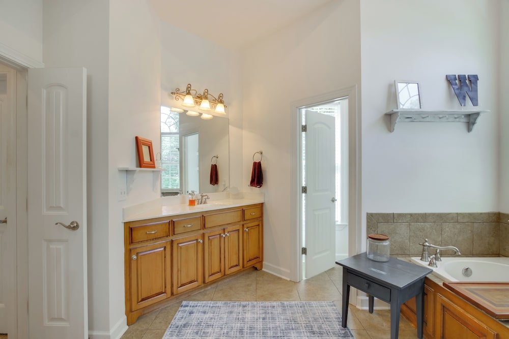 3 Mi to Pickwick Lake: Spacious Family Getaway