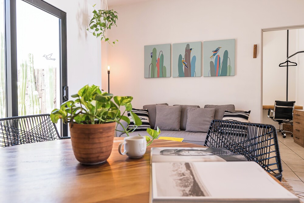 Grand Villa w Private Patio & Parking