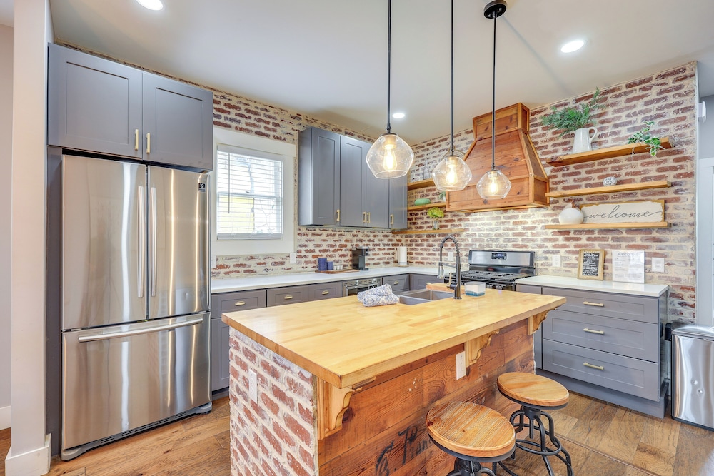 ~ 2 Mi to Dtwn San Antonio: Comfy Home w/ Yard!