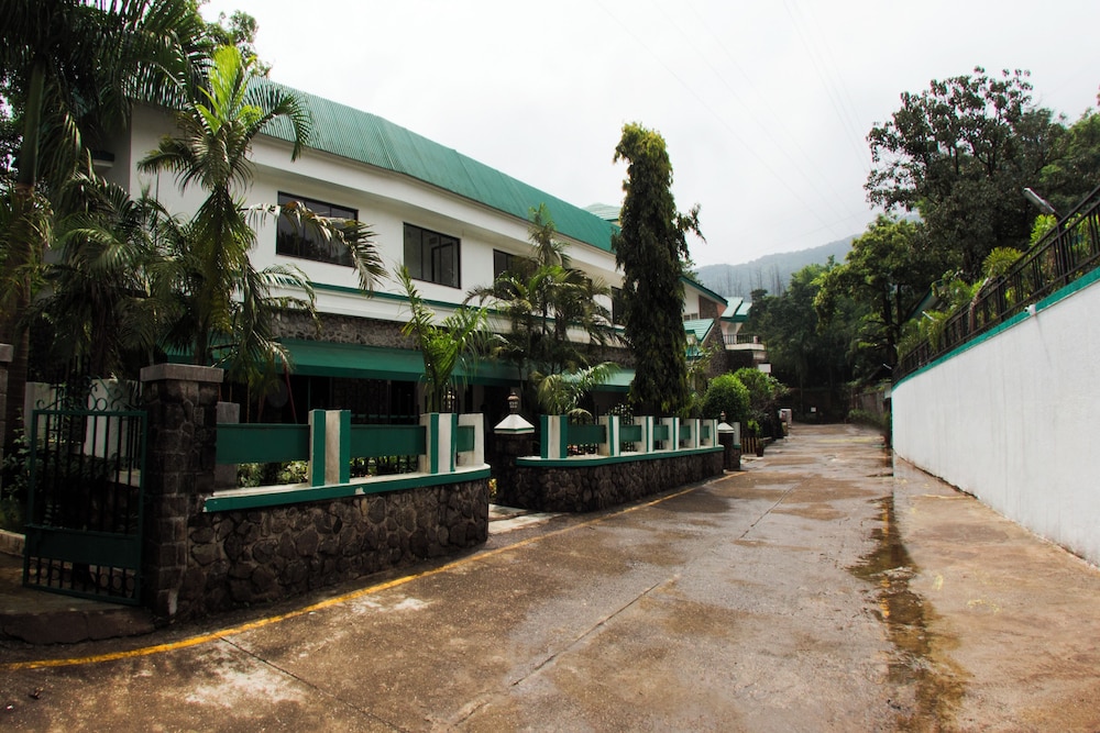 Velvet County Resort