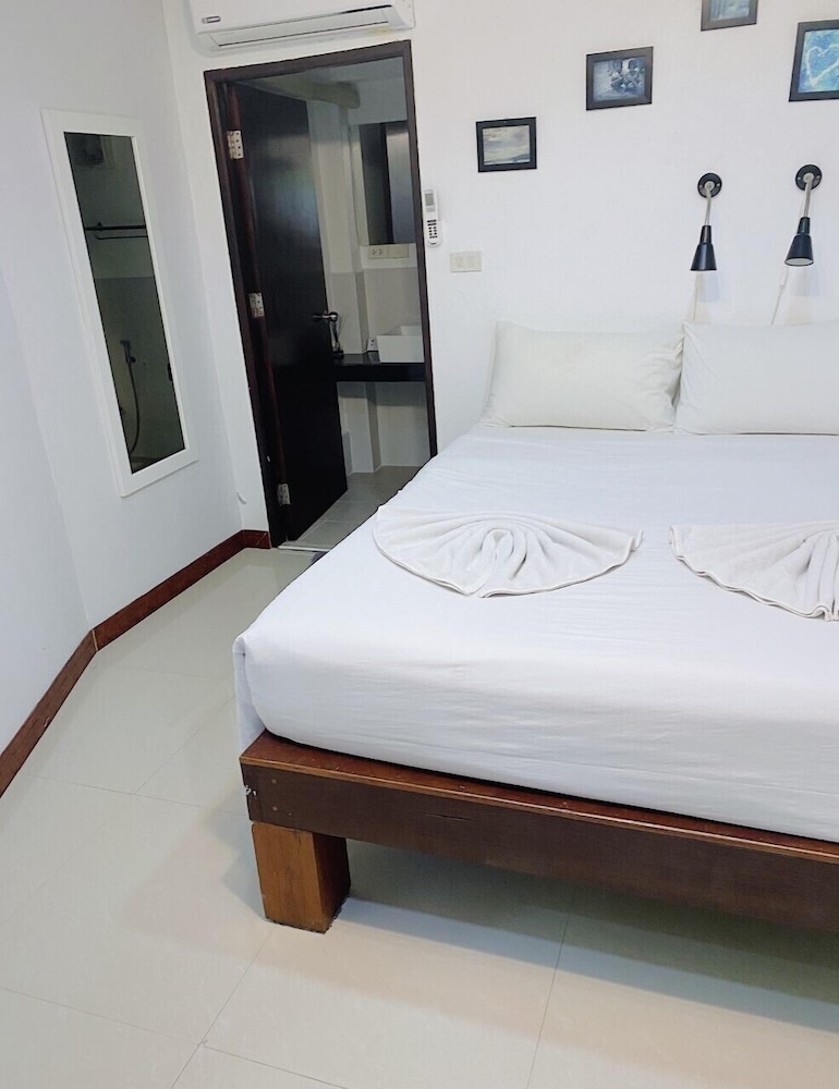 The Reef Hotel & Studios