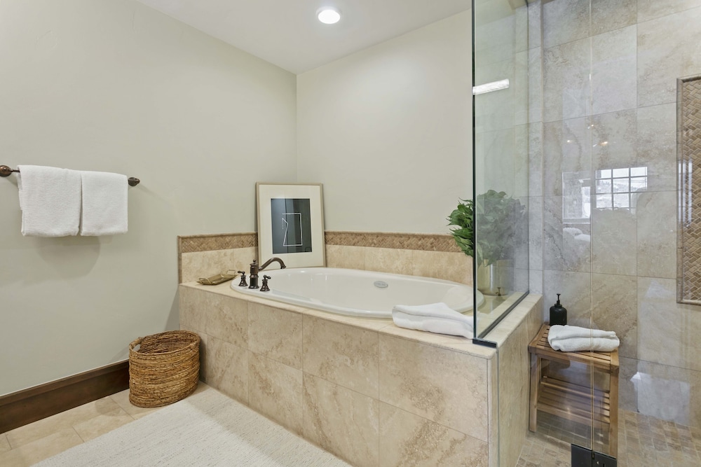 306 - Two Bedroom Arrowleaf 2 Condo