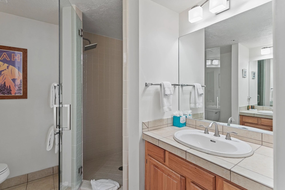 Powder Run at Deer Valley Resort - Two Bedroom Condo with Hot Tub #A12 2 Condo
