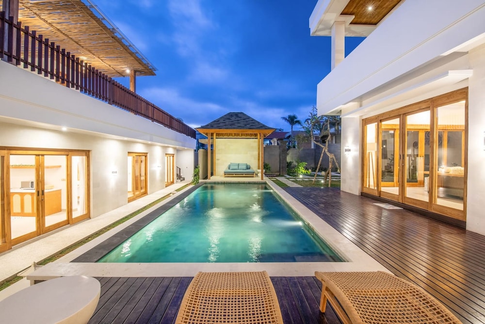 Breeze Opulent 6 BR in With Ocean View 5 Mins to Savaya