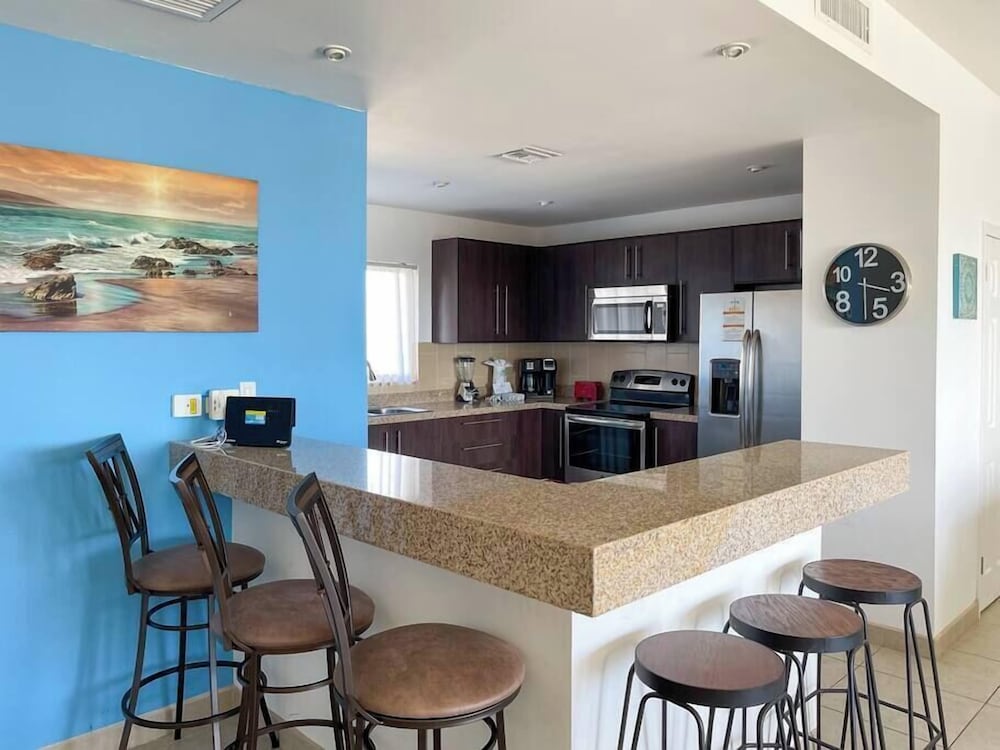 Admire Sea View From a Stunning Condo