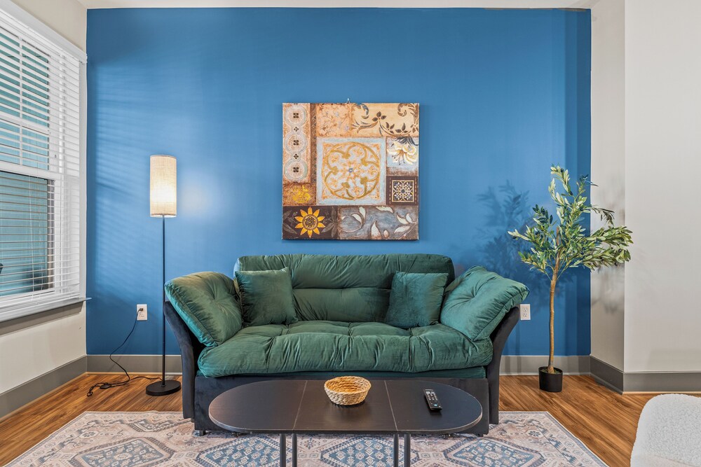 Monarch Apartments 15m to Parks, Pet Friendly, Free Parking by Heavenly Homes