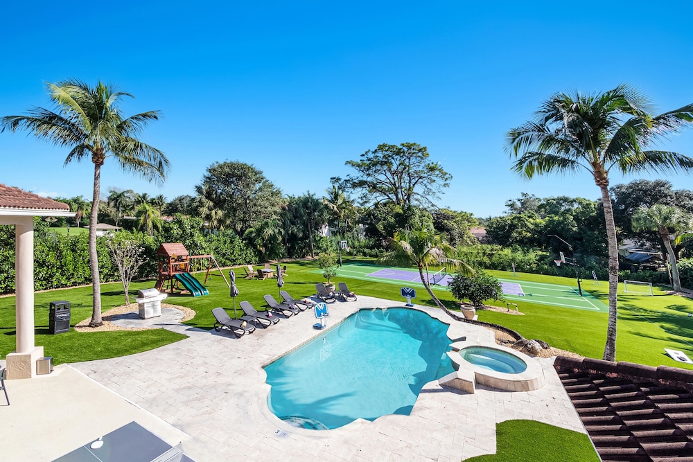 Luxurious 7-Bedroom Villa with Pool & Games
