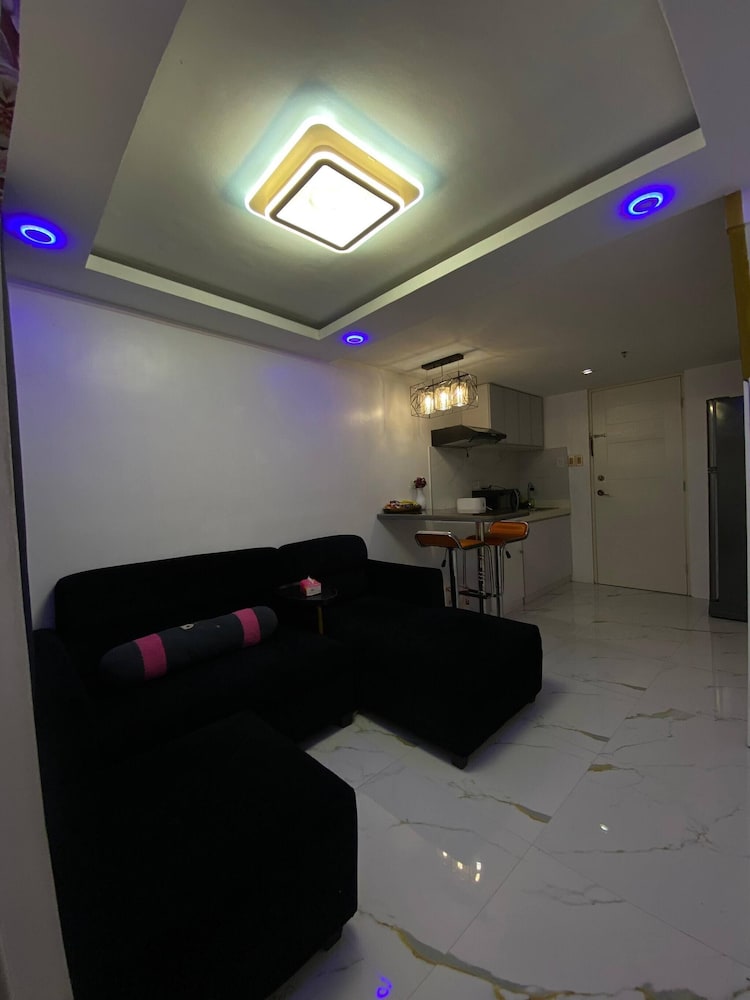 Golden Loft With Mood Lighting,stylish Staycation Loft Fast Wi-fi, Soft Couch