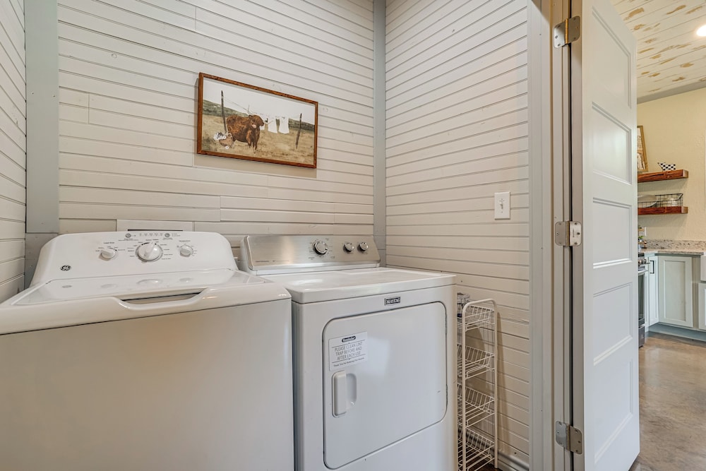 Recently Built Cabin w/ Pavilion in Granbury!