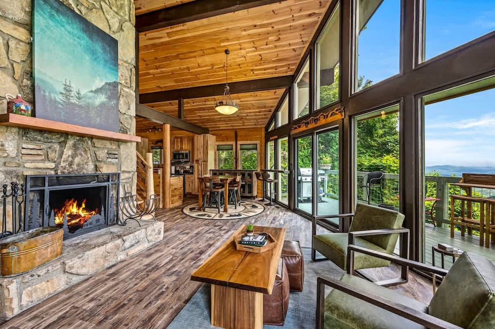 180 Views Sleeps 7 Private Hot Tub Full Kitchen