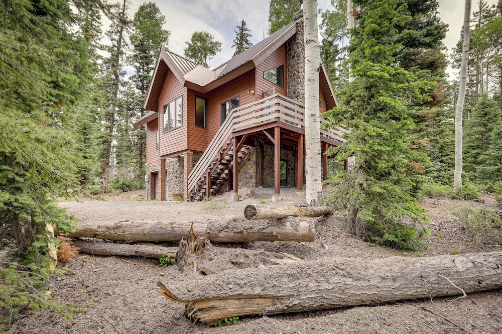 Beaver Vacations - Cozy Cabin w/ Deck  Fireplace in Beaver! - Property Image 3