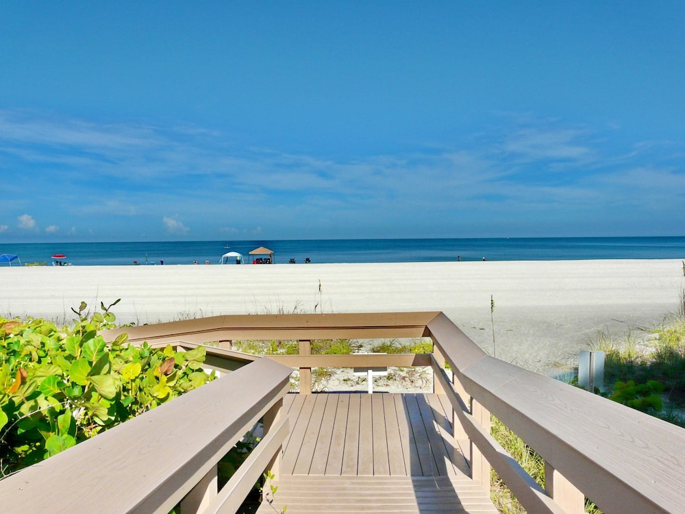 Beach Club 413 - main view