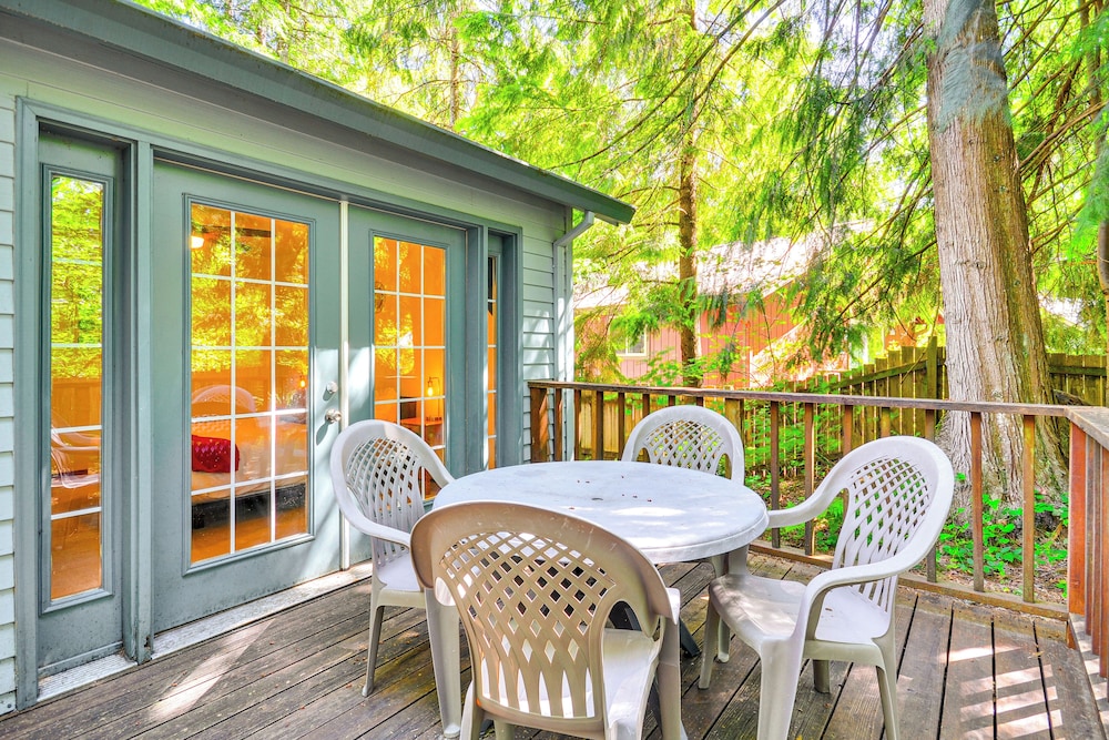 Rhododendron Retreat w/ Hot Tub: Steps to River! view 3