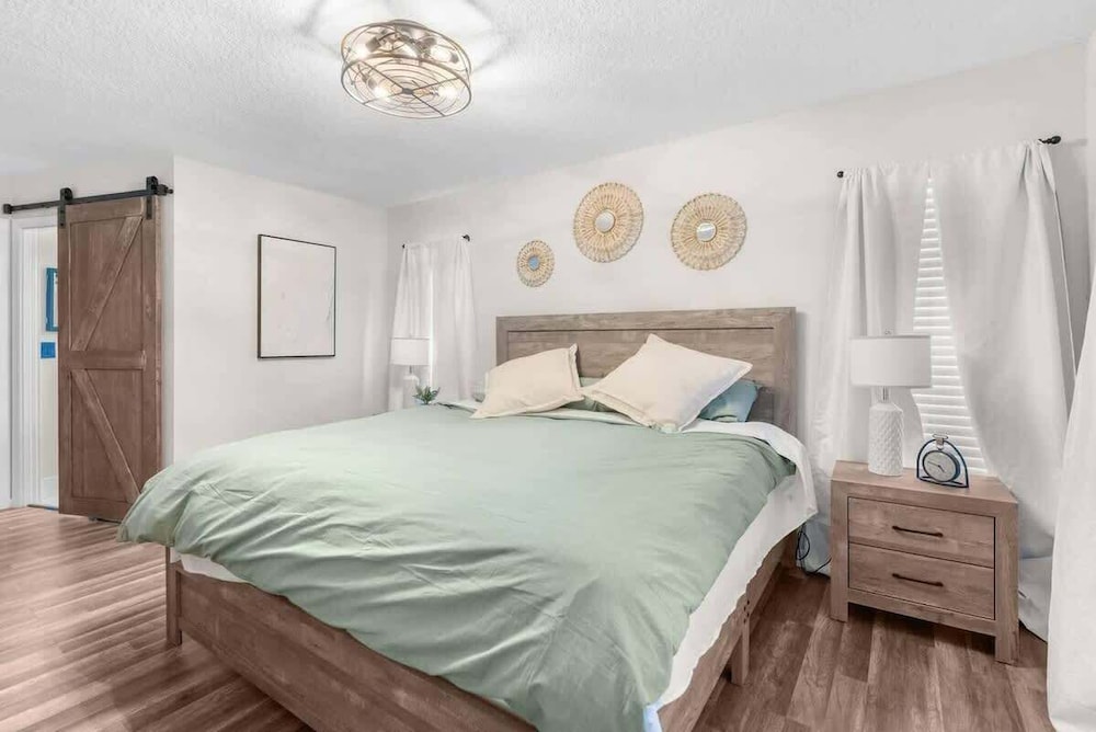 Hudson Retreat, 3 Bedroom Pool Home!