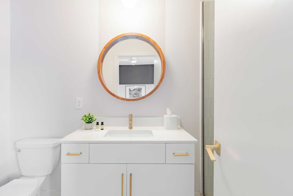 Sleeps 28 2 Units Near DT Nashville Outrider by Avantstay