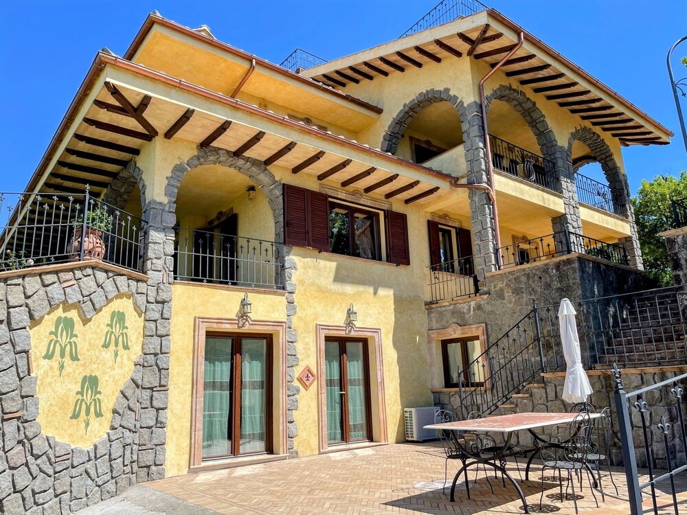 Charming Villa in Umbria - Sleeps 16 - Lake View - Pool, Jacuzzi and Events Room