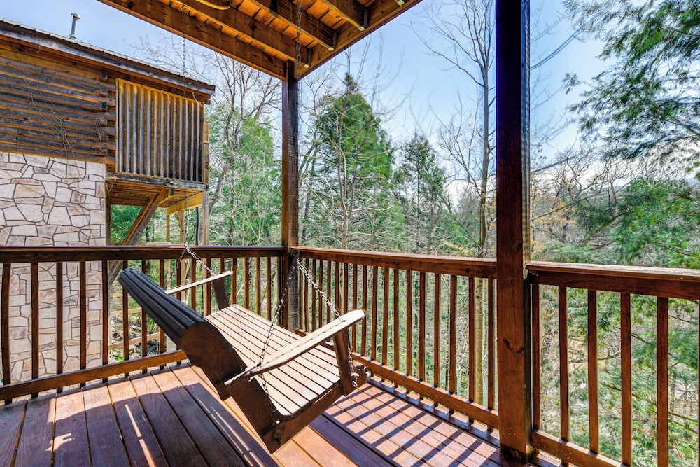 Smoky Mtn Escape w/ Hot Tub: 4 Mi to Gatlinburg!