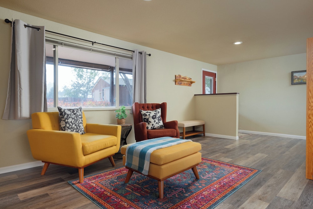 Smith Rock Base Camp Sleeps 6!
