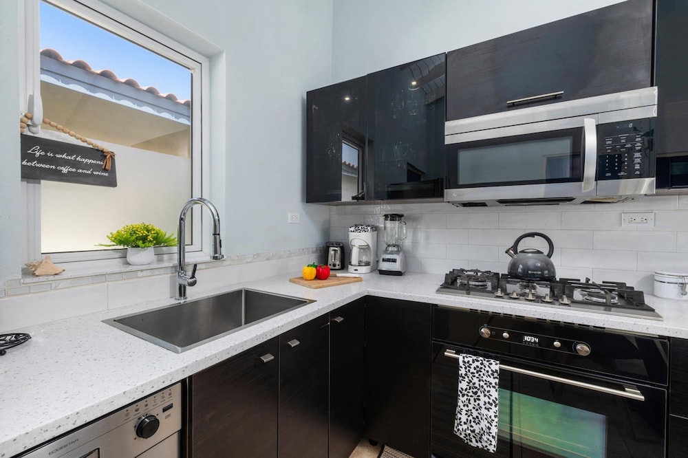 Tranquil 2br2ba Close to the Beach Shared Pool
