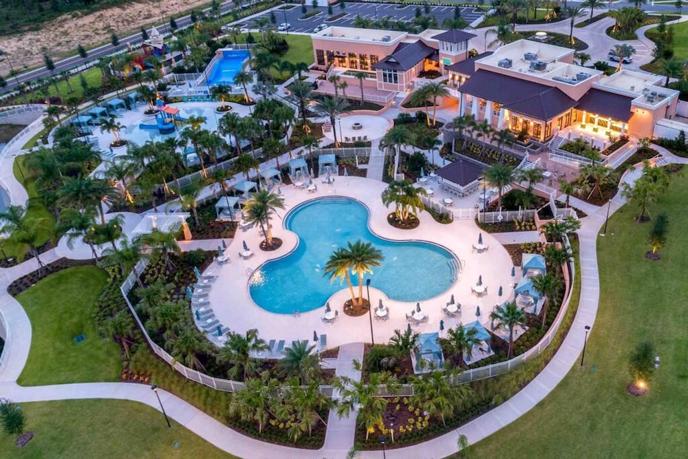 Super Snug- FUN Themes Pool Tons OF Amenities