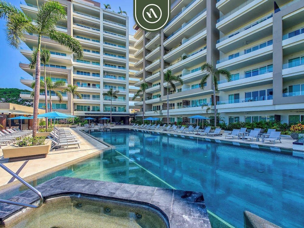 Luxury 2 BR Condo Near Golf Courses and Marina
