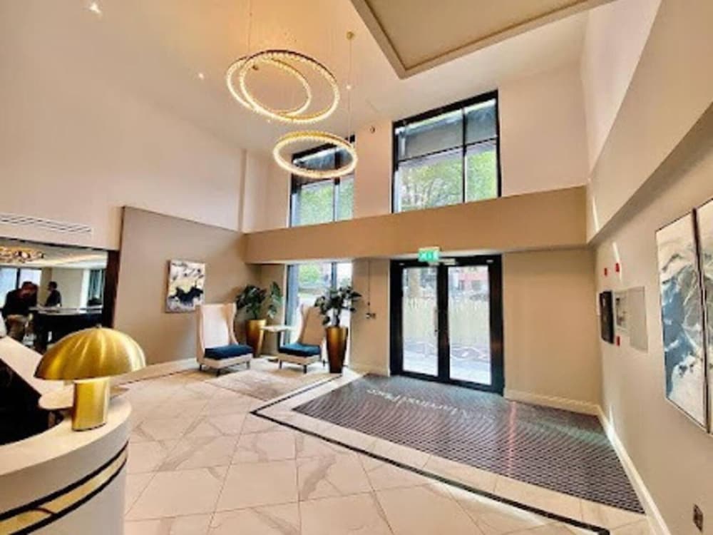 2-bed Luxury Apartment in Birmingham City Center view 3
