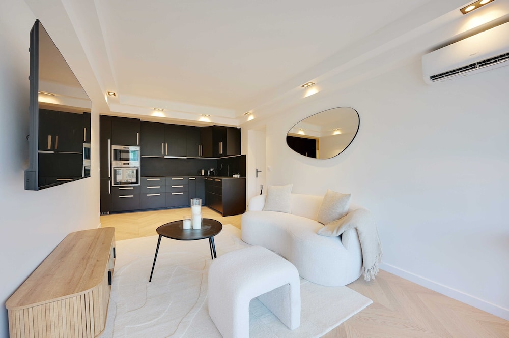 Charming Apt With AC & Balcony