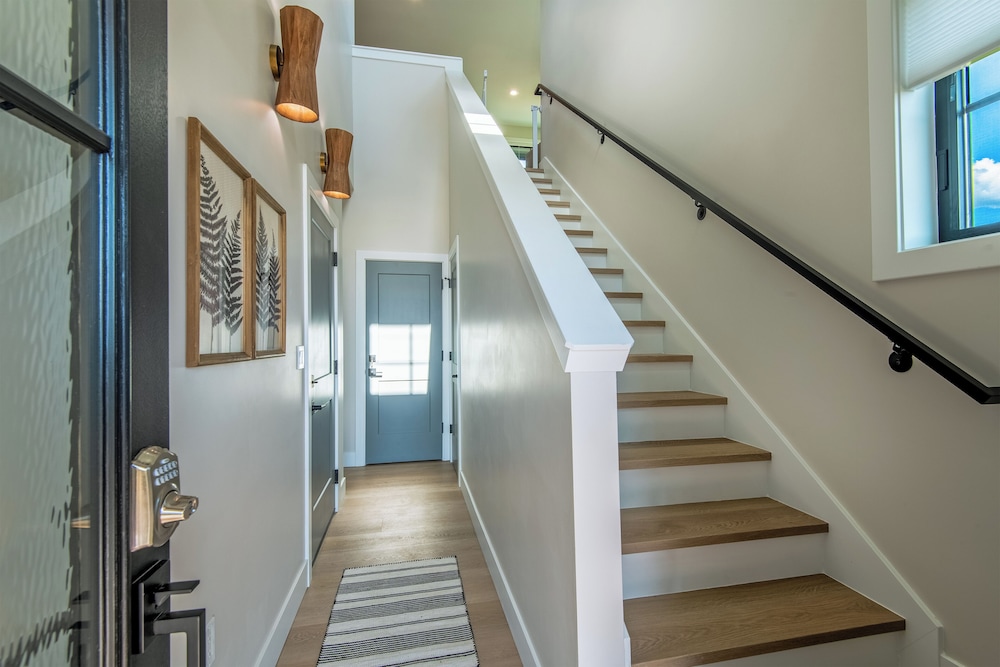 3 BR Duplex w/ Full Kitchen, W & D
