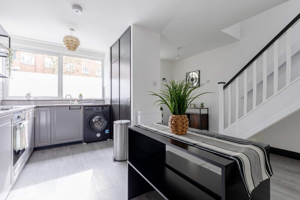 Newly Renovated 3BD Home, Islington!