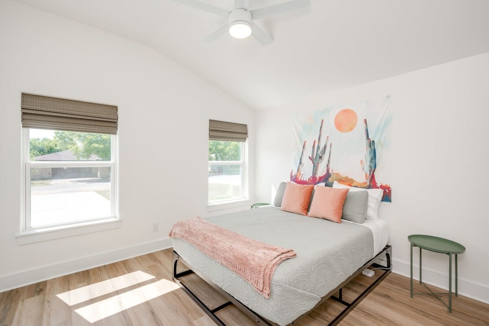 Modern 3 2 two Kings hot tub Fire pit 16min to Wine Trail Nearby Pickleball Courts Pools