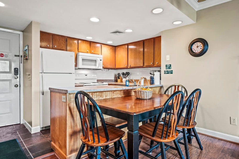 Sleeps 6 Full Kitchen Indoor Pool Mountains Views