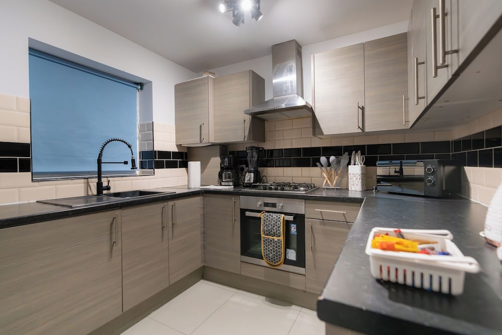 D'luxe 5-bed House - Sleeps 12 & Private Parking