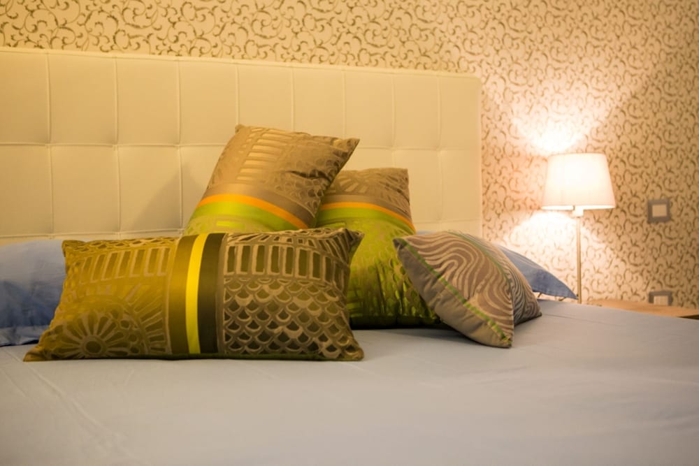 Mikale Rooms