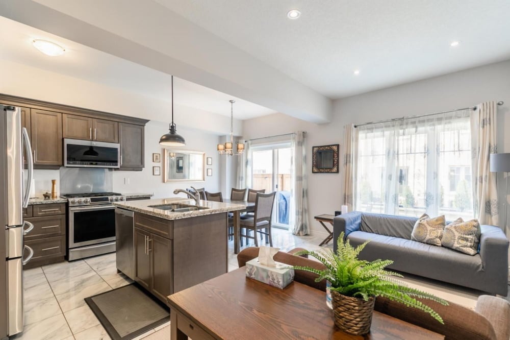 Modern Lakeshore 3BR 3BA TH Free Parking BBQ - Image 2