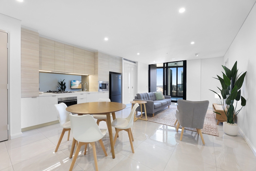Luxe Oceanfront 1-bed High Rise With Pool & Gym