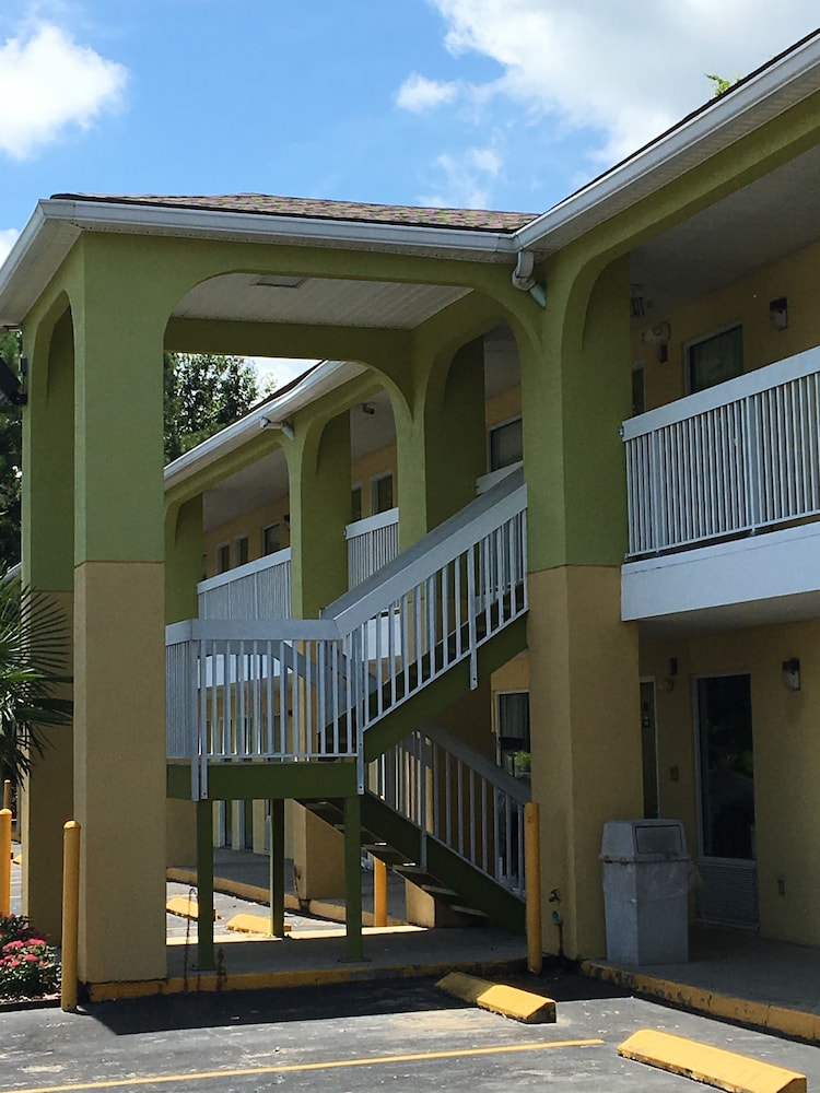 Days Inn by Wyndham Lamont/Monticello view 2