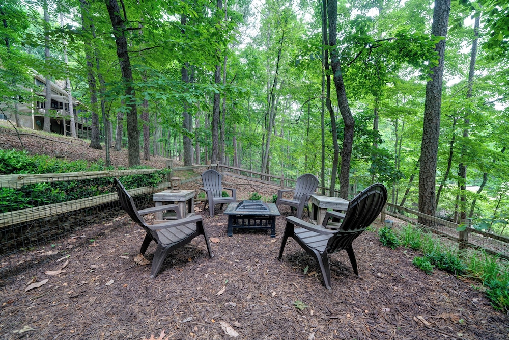 The Guest House Historic Cabin in Big Canoe