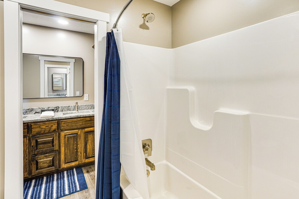 2 Mi to Lewis and Clark Lake: Spacious Getaway