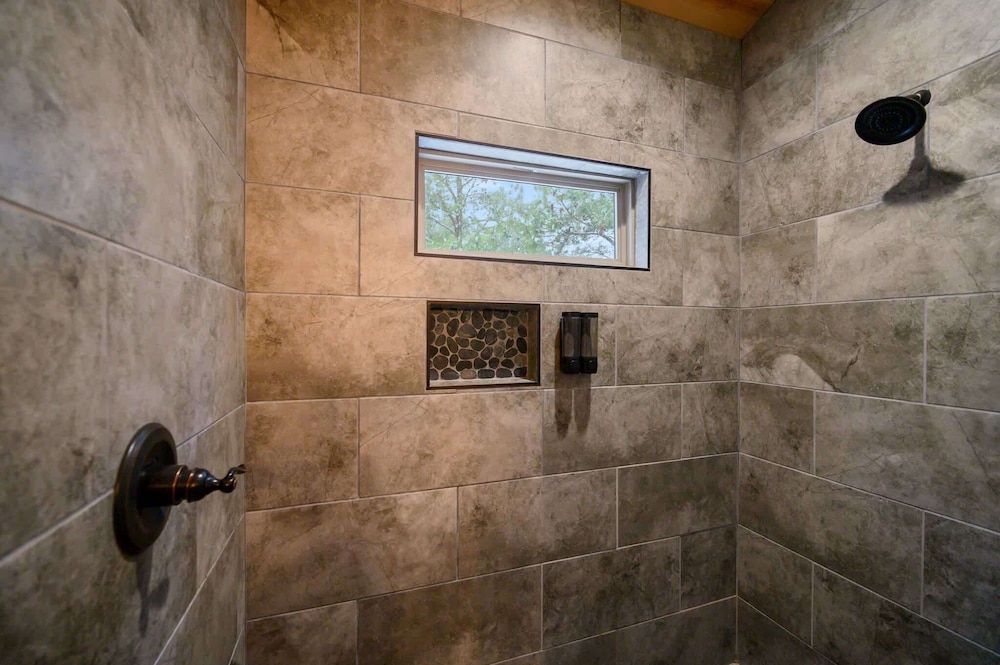 Cabin Vibe - Bunkroom - 3 King - Firepit - Shuffleboard