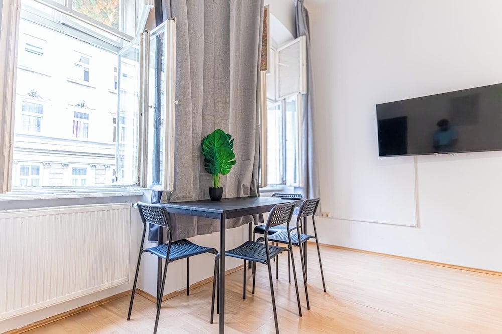 Budget Friendly Room for 3 Lugner City