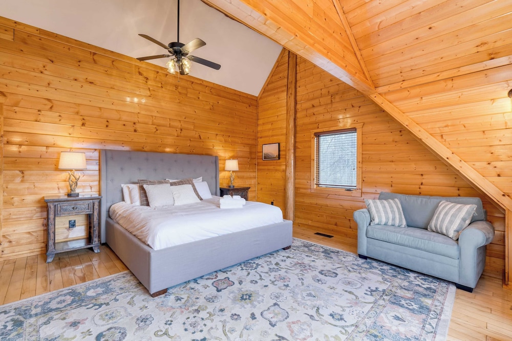 Pinnacle Chalet by Avantstay Luxury Cabin w/ Panoramic Views, Fireplace & Game Room