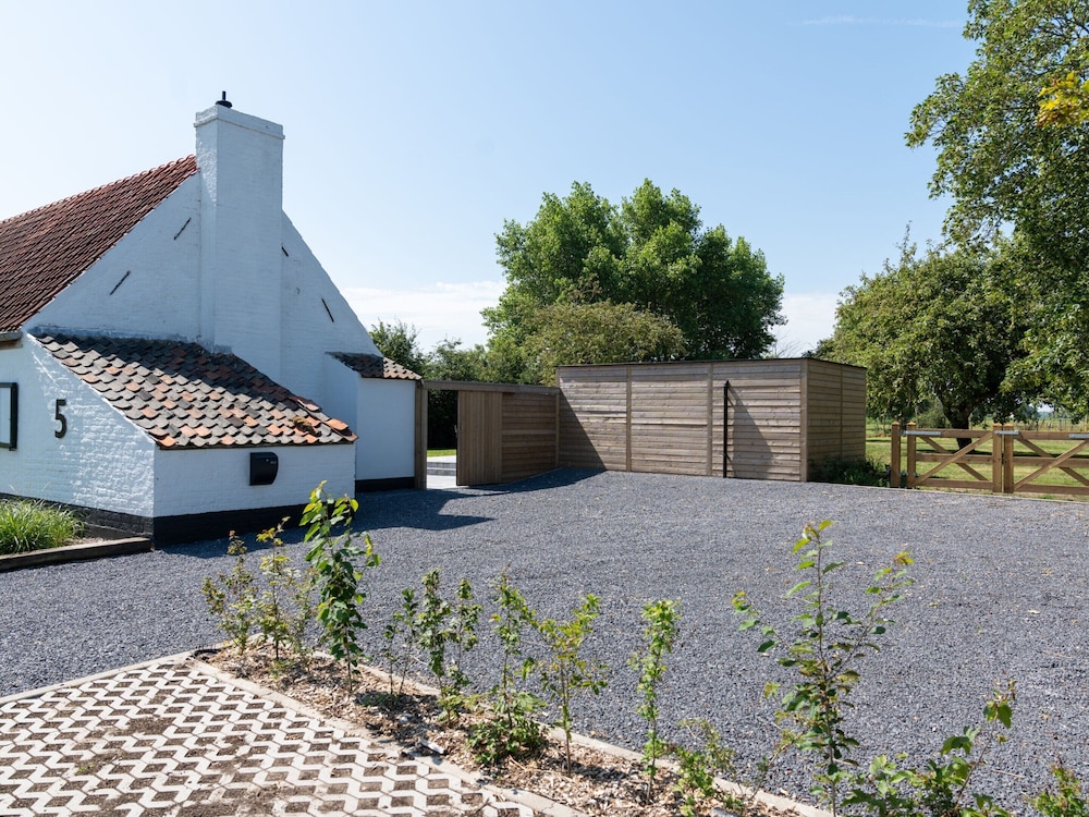 Heritage House 2 km From the Beach in Lissewege