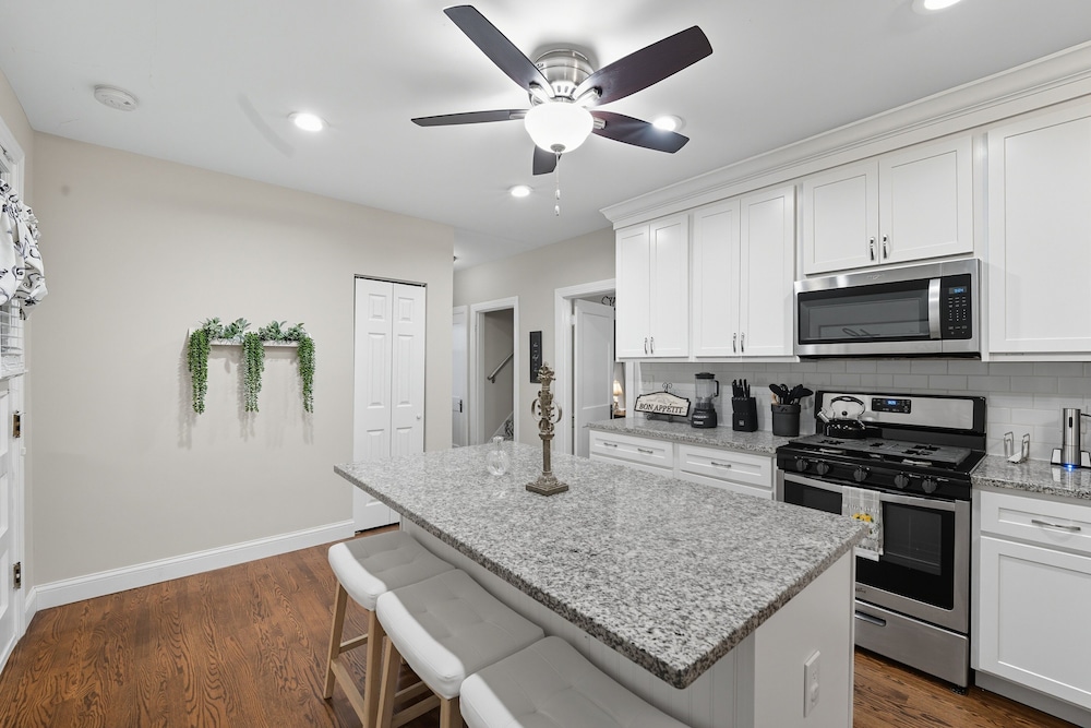 St. Louis Retreat With Game Room & Yard 3 Bedroom Home