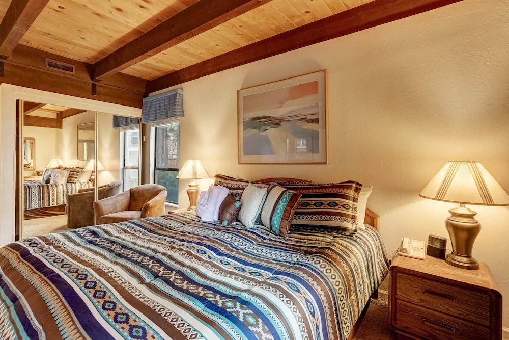 Lakeland Village - Walk to the Beaches of Lake Tahoe!